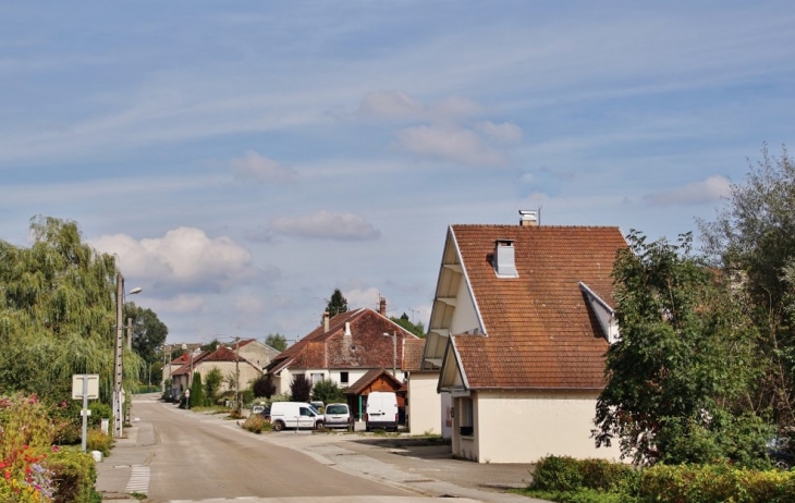 Le Village - Monnet-la-Ville