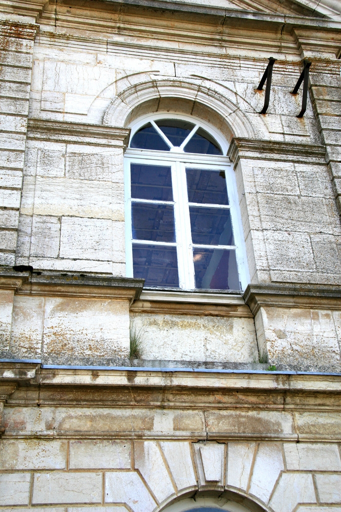 Mairie (XIXe), détail d'une baie - Montmirey-le-Château