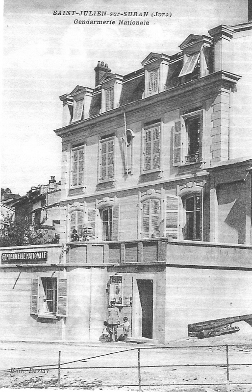 D'après une ancienne carte postale : GENDARMERIE ou est intallé actuellement l'HOTEL LE CLOCHER - Saint-Julien