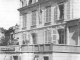 d'après une ancienne carte postale : GENDARMERIE ou est intallé actuellement l'HOTEL LE CLOCHER