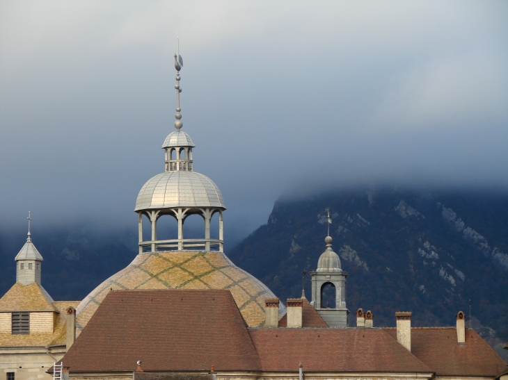 Le dôme de Notre-Dame Libératrice - En arrière-plan, le Mont-Poupet dans la brume - Salins-les-Bains
