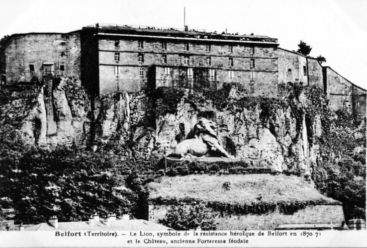 Le lion, symbole de la résistance héroique de Belfort 1870 71, et le château, ancienne forteresse féodale, vers 1920 (carte postale ancienne).