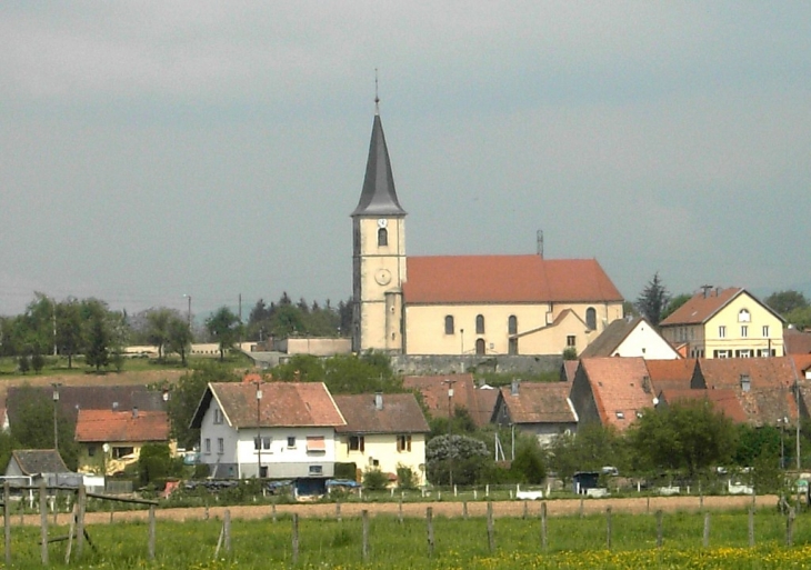 Eglise vue du stade - Bourogne