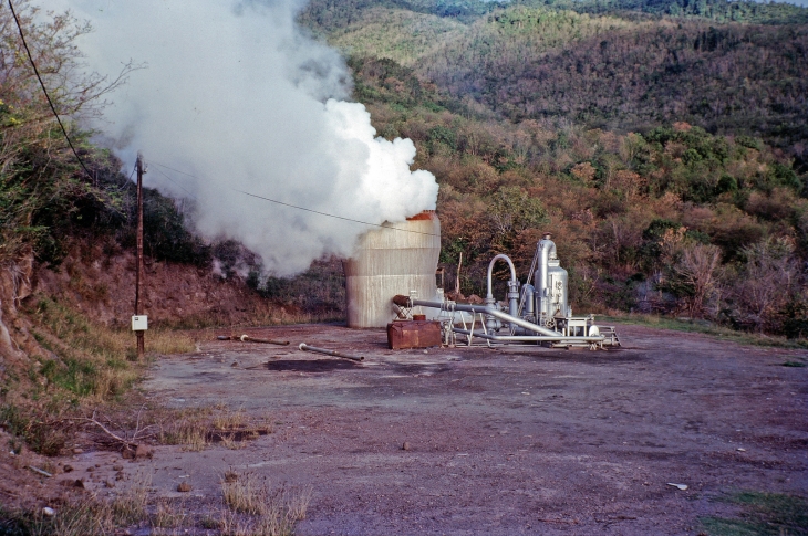 Captage géothermique de Bouillante en 1978. Les premiers sondages ont été effectués dans les années 1960. Sur les 4 forages profond effectués dans les années 1970, un seuil sera productif. Après mise en observation pendant plusieurs années, pour vérifier 