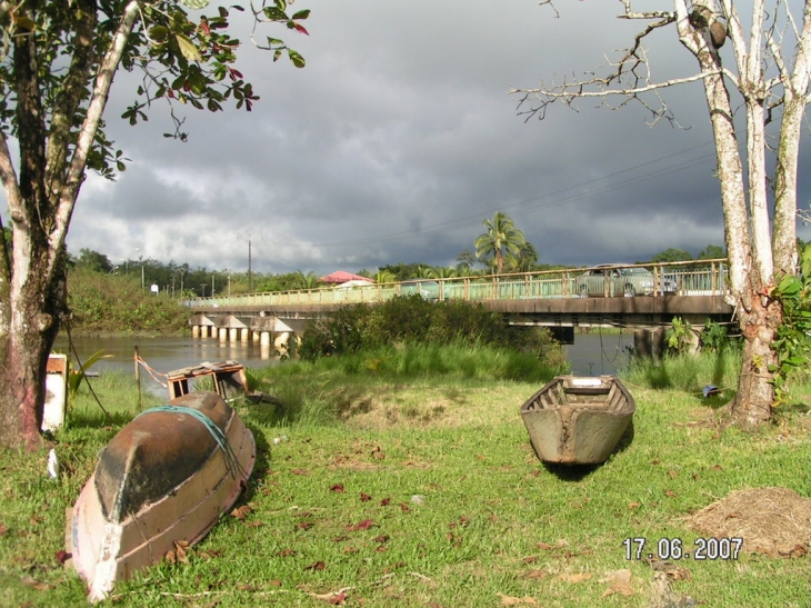 Le pont d'Iracoubo sur le fleuve du même nom