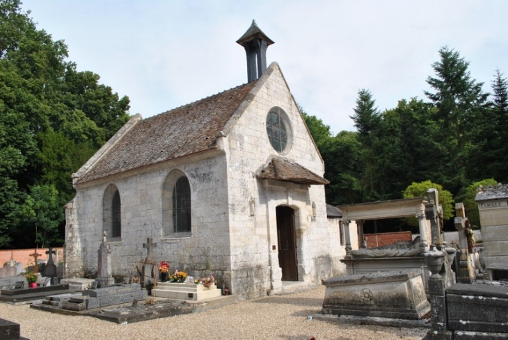 La chapelle Saint-Mauxe située dans le cimetière communal dont la reconstruction, en 1752, est attribuée au Président d'Acquigny.Cette chapelle est inscrite au titre des monuments historiques.