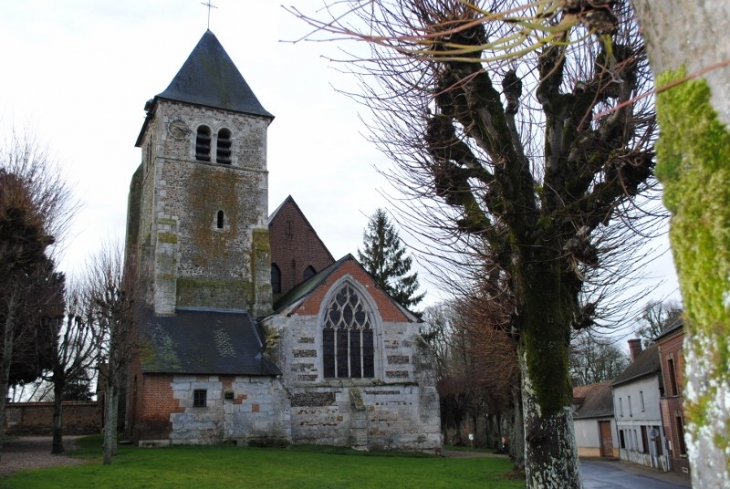 L'église Saint Médard. Inscrite au titre des monuments historiques le 17.04.1926. - Ailly