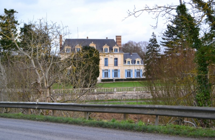 Le château d'Andé. Il est situé à la sortie du Bourg d'Andé juste avant le pont qui franchit la Seine.