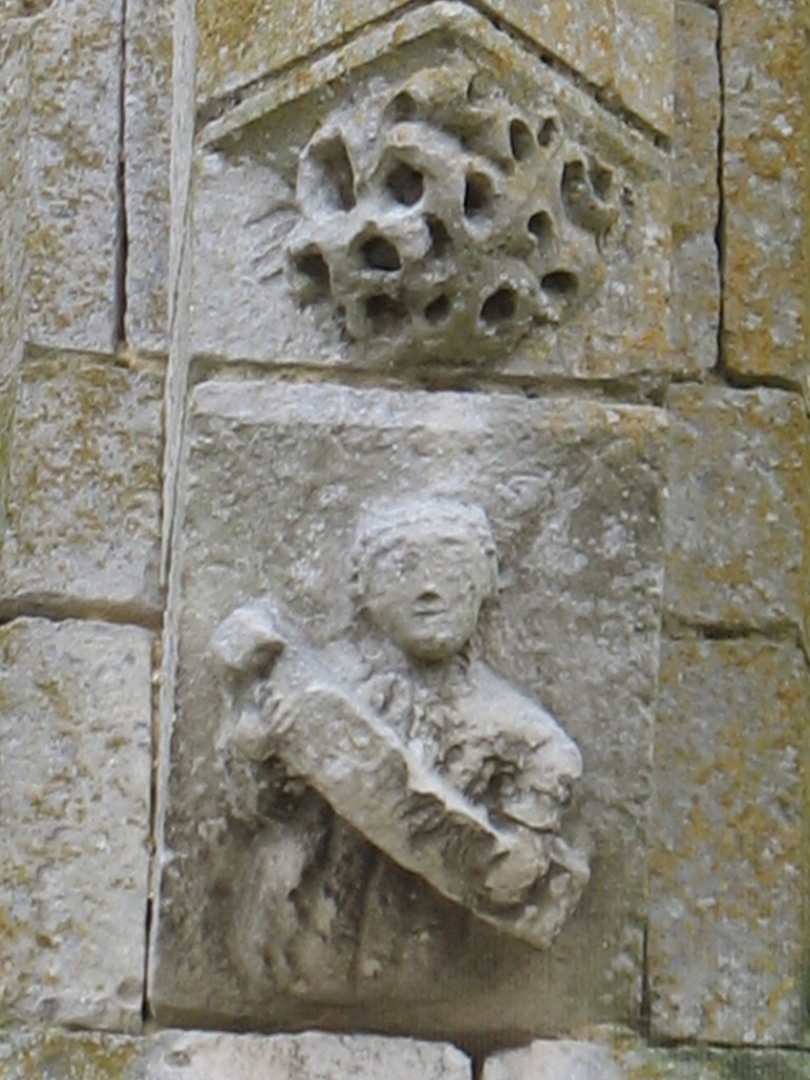 Sculpture sur la tour (ange portant un blason) - Barc