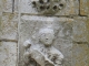 Sculpture sur la tour (ange portant un blason)