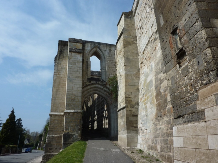 Entrée du Prieuré - Beaumont-le-Roger