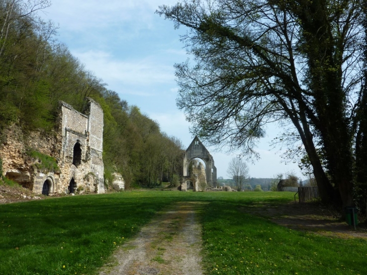 Ruines-du-prieure-ste-trinite-xi--xii-eme - Beaumont-le-Roger