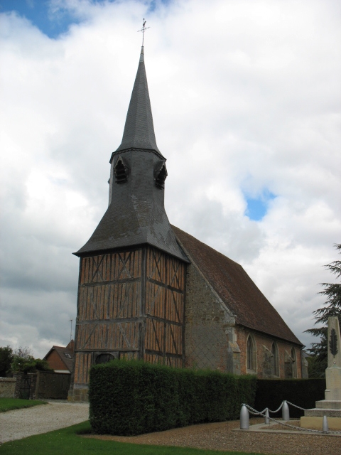 église dont la tour du clocher est en colombage - Bémécourt