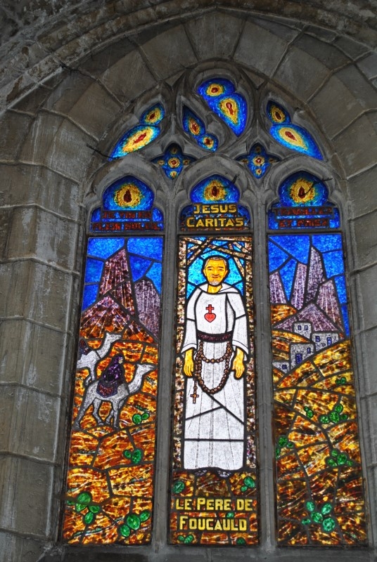 L'église Saint-Hélier. Les 19 vitraux qui la composent sont l'oeuvre du maître verrier François Décorchemont. - Beuzeville