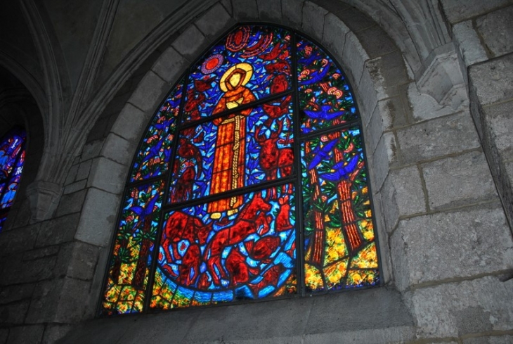 L'église Saint-Hélier et ses vitraux. - Beuzeville