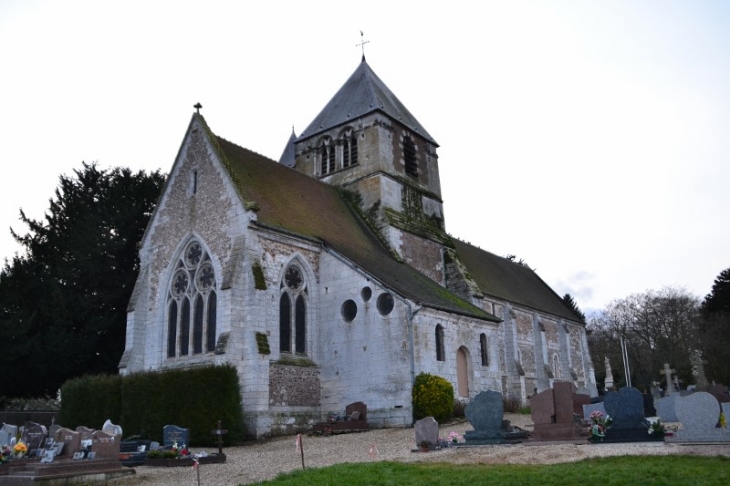 L'église Saint Philibert est classé au titre des monuments historiques par arrêté du 5 janvier 1925. L'église est précédée d'un porche à pan de bois. - Bouquetot