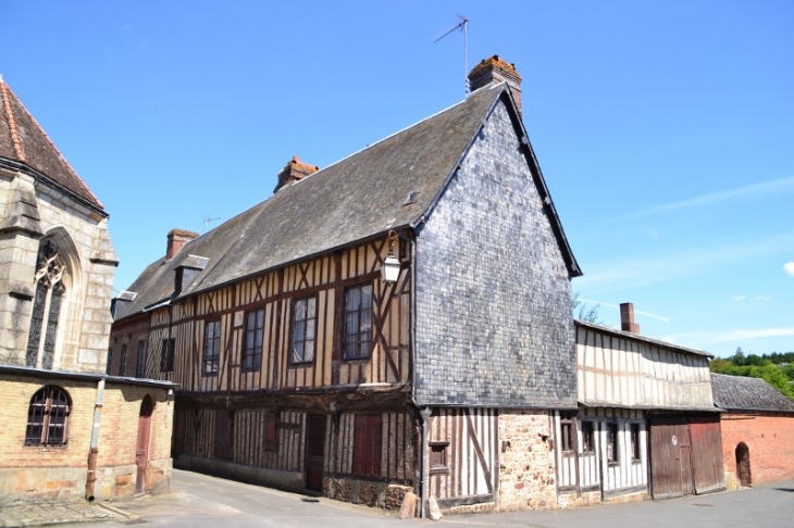 Maison de la léproserie, pans de bois et tuileaux des XV et XVIème siècles située à côté de l'église. - Broglie
