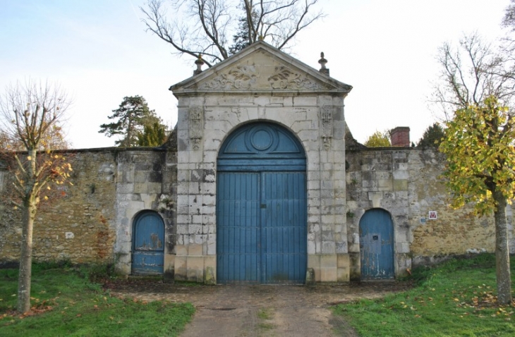 Le portail de l'Abbaye royale Notre Dame du Trésor fondée en 1225. - Bus-Saint-Rémy