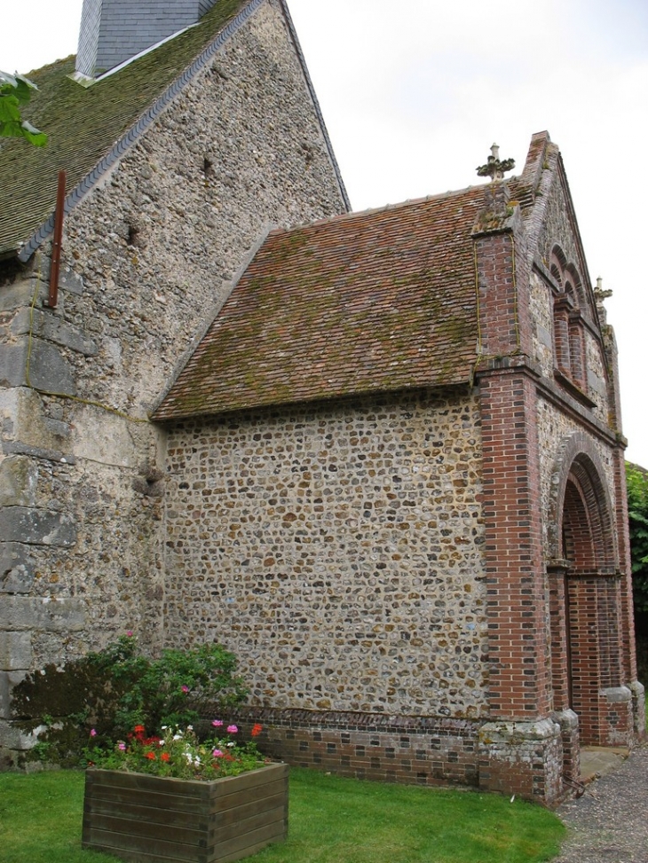 Le porche de l'église Notre-Dame - Chaise-Dieu-du-Theil