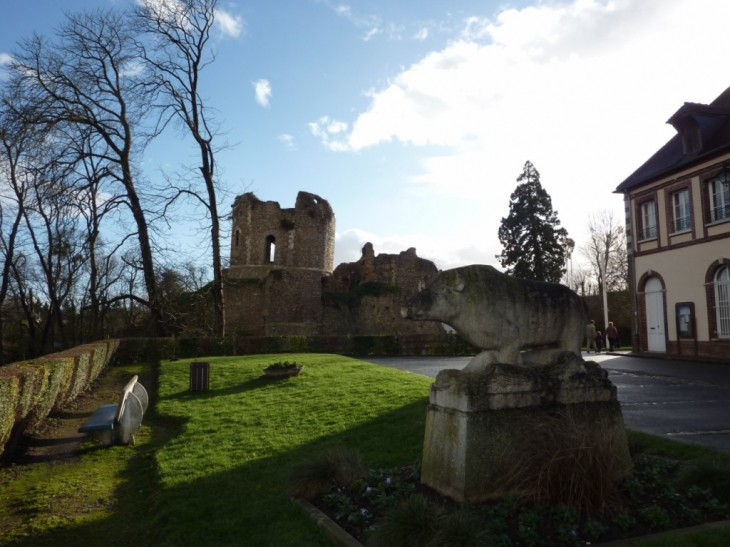 Ruines du château - Conches-en-Ouche