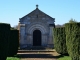 La chapelle funéraire de confession catholique. La façade est percée d'un portail à trois voussures.