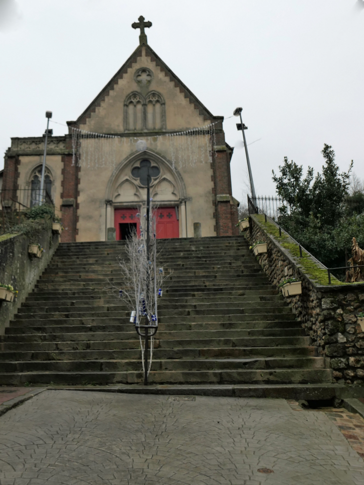 La montée vers l'église Sainte Croix - Cormeilles