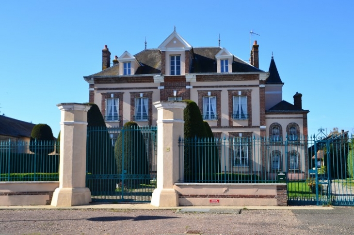 Très belle maison située dans la grande rue de Coudres.
