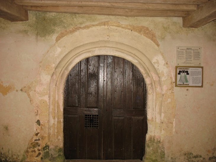 Porche et portail de l'église - Droisy