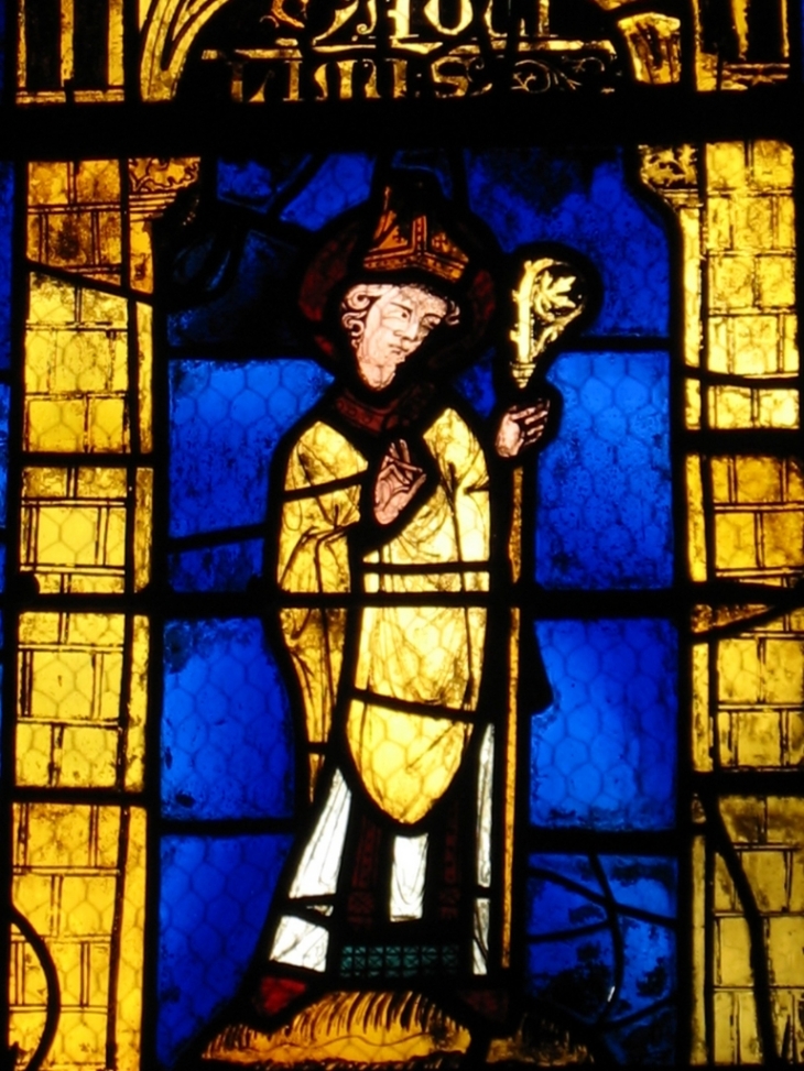 Vitrail du XIIIe représentant un évêque - Évreux
