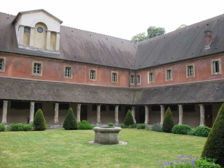 Intérieur du Cloître des Capucins - Évreux