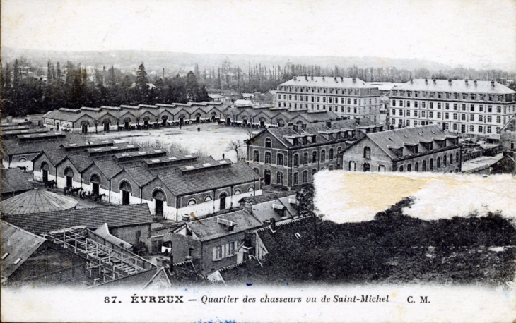 Quartier des Chasseurs vu de Saint Michel, vers 1919 (carte postale ancienne). - Évreux
