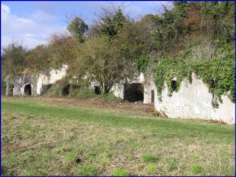 Les Caves qui furent habitées au 19ème siècle.  - Ézy-sur-Eure