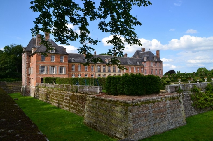 Le château d'Heudicourt et ses douves.