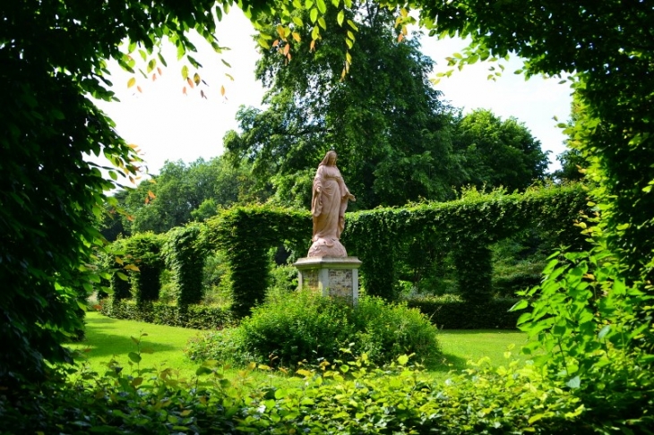 Statue dans la parc du château. - Heudicourt