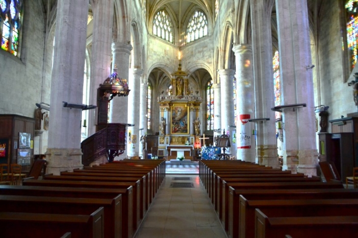 L'église Saint- Pierre-Saint-Paul. De fondation antérieure au XIème siècle, l'édifice actuel date de la fin du 15ème siècle. - Le Neubourg