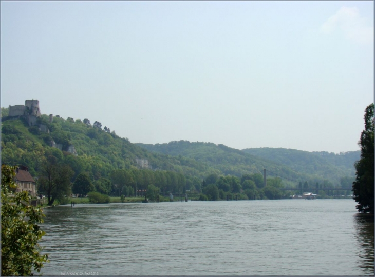 Le Chatreau Gaillard (sur la gauche) dominant la Seine aux Andelys - Les Andelys