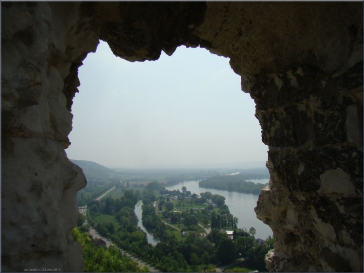Les berges de la Seine vues par les fenetres de Chateau Gaillard aux Andelys - Les Andelys