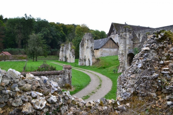 L'abbaye Notre Dame de Mortemer est une abbaye d'hommes cistercienne fondée en 1134 par le roi Henri 1er d'Angleterre. La plupart des bâtiments d'origine datant des XII et XIIIe siècle sont à l'état de ruine et font l'objet d'un classement au titre des mo - Lisors