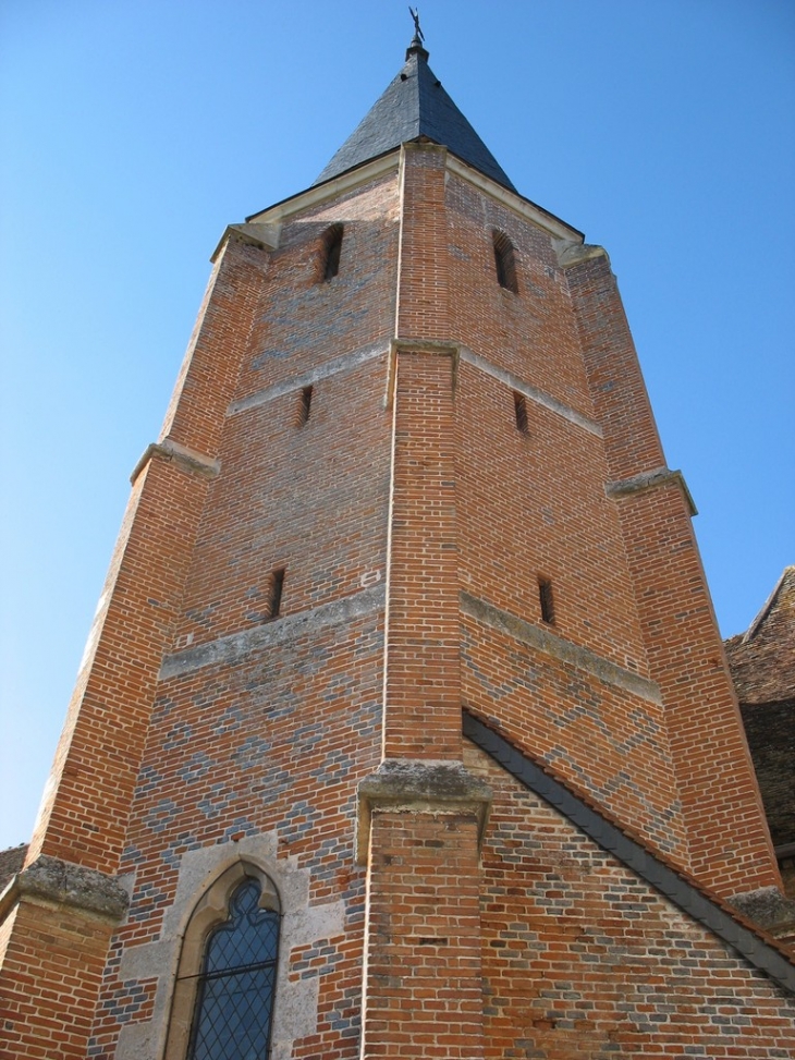 Magnifique tour-clocher en briques - Louye