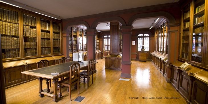 Ancienne bibliothèque publique de Pont-Audemer, fondée et ouverte par Alfred Canel 1836, devenue une des pièces du musée Alfred Canel