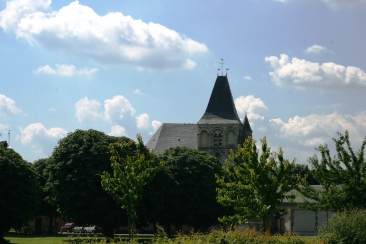 Eglise vue sous la digue - Quillebeuf-sur-Seine