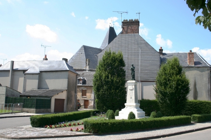Place du phare, le monument aux morts - Quillebeuf-sur-Seine