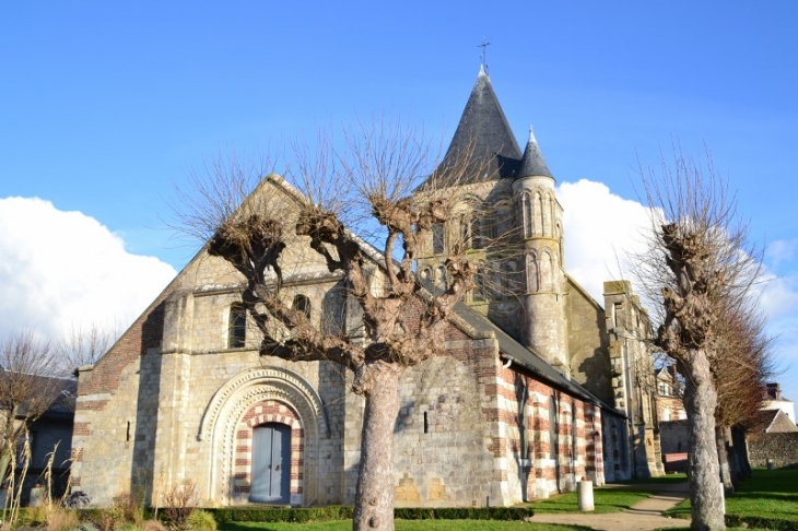 Eglise Notre-Dame-de-Bon-Port. Eglise romane dont la création remonte au Xème siècle. Elle a été classée au titres des monuments historiques en 1862. - Quillebeuf-sur-Seine