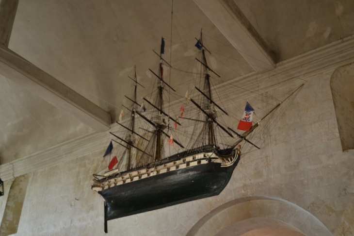 Eglise Notre-Dame-De-Bon-Port. A l'intérieur, maquette de bateau évoquant l'histoire de la navigation sur Seine au XVIII et XIXèmes siècles. - Quillebeuf-sur-Seine