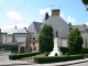 Photo suivante de Quillebeuf-sur-Seine Place du phare, le monument aux morts