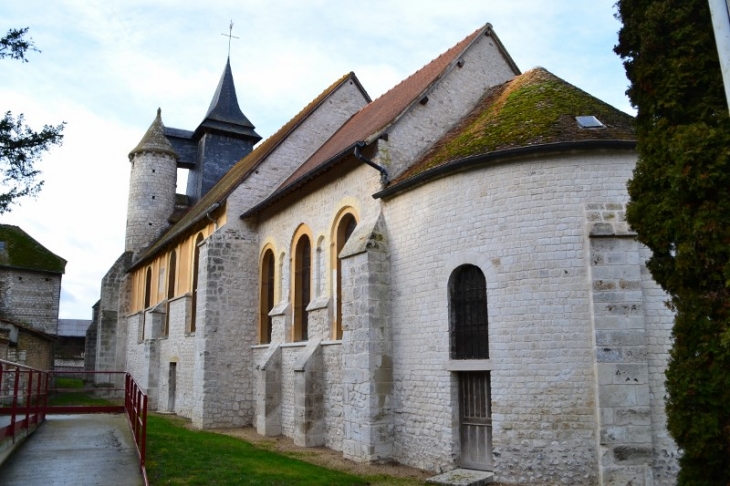 L'église paroissiale Saint Etienne. L'élément le plus original est sa grosse tour occidentale aux allures de Donjon. - Saint-Étienne-du-Vauvray