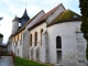 L'église paroissiale Saint Etienne. L'élément le plus original est sa grosse tour occidentale aux allures de Donjon.