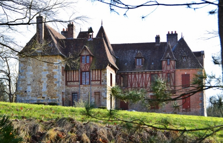 Le château de Cernières. Il est  inscrit au titre des monuments historiques par arrêté du 15 décembre 2005.  - Saint-Pierre-de-Cernières