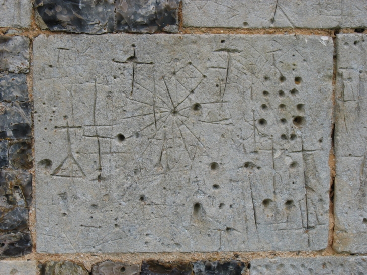 Sur le mur de l'église Croix de Pèlerins - Thevray