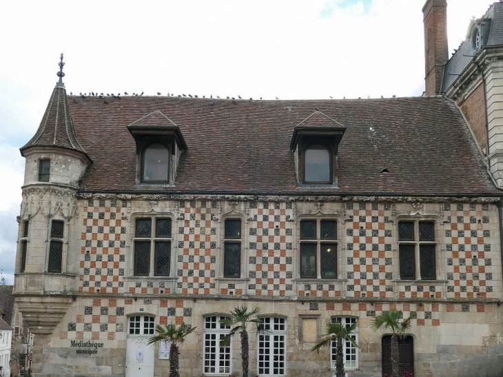 La médiathèque dans une belle demeure du 15ème siècle - Verneuil-sur-Avre